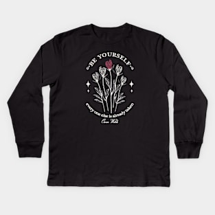 Oscar Wilde's quote design in off-white Kids Long Sleeve T-Shirt